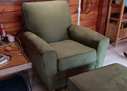 gal_U_040825-green-chair.png